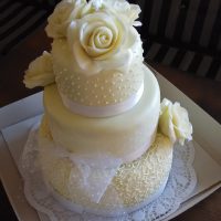 decentní, jemný svatební dort