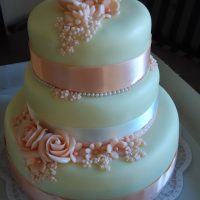 Svatební dort s růžovými květy